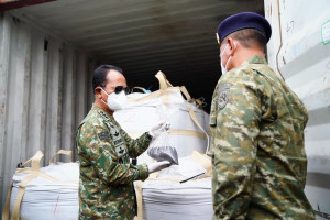 Kasum TNI Tinjau Pemeriksaan Kontainer Mineral Hasil Penindakan TNI AL di Batam