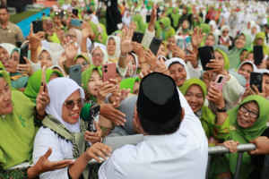 Momen Ratusan Ribu Warga NU Berdiri Bersholawat Sambut Prabowo di Stadion Gajayana Malang