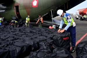 Hercules TNI AU Kembali Tiba di Lanud Sjamsudin Noor, Bawa Ratusan APD Bantuan Kemhan RI dan Masker Dari Puskes TNI AU Untuk Perkuat Penanganan Karhutla Kalsel