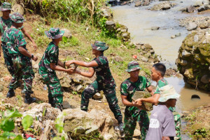TNI Bangun Jembatan Gantung 80 Meter Untuk Percepat Mobilitas Warga Sukabumi