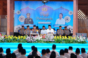Ngaji Gus Baha Satukan Santri dan Jajaran Polri Se-Indonesia, 42 Ribu Peserta Gaungkan Semangat Kebangsaan