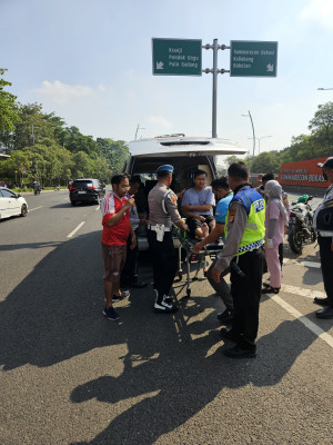 Aksi Humanis: Personel Gabungan Polres Metro Bekasi Kota Sigap Tolong Korban Kecelakaan di Flyover Summarecon