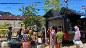 Brimob Polda Sumut Distribusikan Air Bersih ke Desa Sibuluan Nauli Pascabencana
