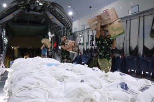 Hari Keenam Pascagempa, TNI Kerahkan 5.254 Personel dan Salurkan 293 Ton Bantuan untuk NTT