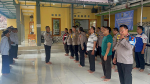 Polisi Gelar Program Bang Jasri, Polsek Koja Bersihkan Masjid Baitul Harisin Sambut Ramadhan