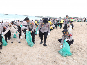 Kapolda Bali dan 5.000 Relawan Satukan Langkah Bersihkan Pantai Kedonganan