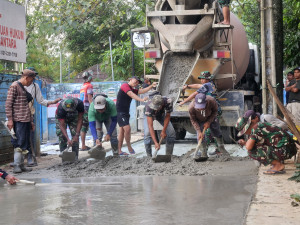Siang Malam Dikebut, Pengecoran Jalan Simin Gaer di Kelurahan Jatirangga Terus Dipacu Demi Kepentingan Warga