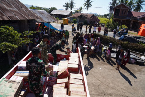 Hari Kedua Belas Penanganan Gempa NTT, TNI Kirim 925,638 Ton Bantuan
