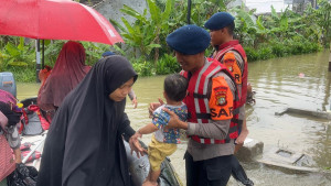 Emak-emak Hingga Nakes Naik Perahu Karet Brimob Sebrangi Banjir
