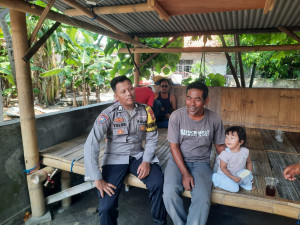 Bhabinkamtibmas Pulau Lancang Sambangi Warga, Sosialisasikan Layanan Polri 110 Gratis 24 Jam
