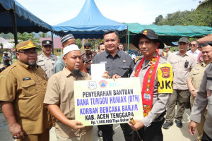 Kapolda Aceh Serahkan 300 Kasur dan Dana Tunggu Hunian untuk Korban Bencana di Ketambe