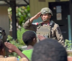 Tawa Anak-Anak Puncak Jaya Pecah di Kelas, Saat Polisi Datang Bukan untuk Menangkap, tapi Mengajar