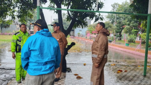 SINERGITAS TIGA PILAR LAKUKAN PATROLI, MONITORING & PENGECEKAN GENANGAN DI WILAYAH KELURAHAN MUSTIKASARI