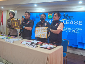 Satres Narkoba Polres Metro Jakarta Utara Bongkar Home Industry “Happy Water”, Sita 100 Gram Sabu dan 1.156 Kemasan Siap Edar