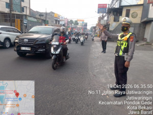Polri Bersama Masyarakat, Personel Polsek Pondok Gede Hadir di Jalan Jaga Kelancaran Aktivitas Warga