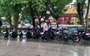 Antisipasi Dampak Curah Hujan Tinggi, Bhabinkamtibmas Polsek Rawalumbu Sisir Bantaran Saluran Air