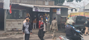 Polisi Pengaman Penertiban 17 Bangunan Liar di Akses Marunda Cilincing