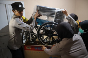 Peduli Sesama, Kapolres Metro Bekasi Serahkan Bantuan Kursi Roda, Sepeda, perlengkapan sekolah dan Sembako di Sriamur
