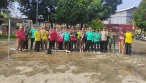 Wujudkan Bekasi Indah, Bhabinkamtibmas dan Lurah Mustikasari Turun Langsung Kerja Bakti