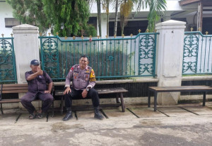 Jamin Keamanan di Hari Pertama 2026, Bhabinkamtibmas Jatiwaringin Perketat Siskamling