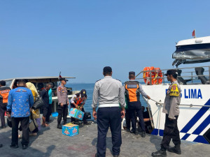 Jaga Jakarta, Polres Kepulauan Seribu Hadir Humanis di Dermaga dan Sosialisasikan Layanan Polisi 110