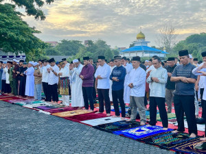Danlanal Bintan Turut Dampingi Kasal Laksanakan Sholat Idul Adha 1447 H/2026 M di Tanjungpinang