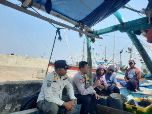 Bhabinkamtibmas Pulau Lancang Sambangi Nelayan Lewat Jakarta On The Spot, Sosialisasikan Layanan Polri 110