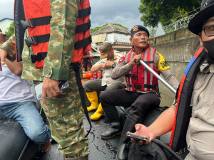Brimob Polda Metro Jaya Evakuasi Warga Terdampak Banjir di Rawa Teratai, Jakarta Timur