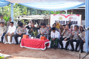 Sambut Hari Bhayangkara ke-80, Polri Bedah 80 Rumah Layak Huni, Bapak Usin (85) Kini Miliki Rumah Baru Berpanel Surya
