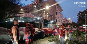 Respon Cepat Polsek Metro Penjaringan Tangani Pohon Tumbang, Akses Warga Kembali Normal