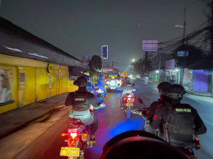 Brimob Polda Metro Jaya Bantu Evakuasi Korban Kecelakaan di Bekasi