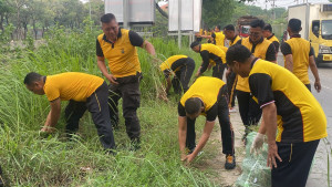 Wujudkan Lingkungan Asri dan Sehat, Personel Polres Metro Bekasi Kota Gelar Aksi Bersih-Bersih Kali