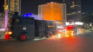 Brimob Metro Jaya Semprot Jalan di Jakarta-Tangsel-Bekasi Antisipasi Abu Vulkanik Anak Krakatau