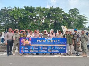 AKP Indira Bersama Personel Unit Kamsel Satlantas Polres Metro Bekasi Kota Gelar Patroli Jalan Kaki di Kawasan Car Free Day Jl. Ahmad Yani