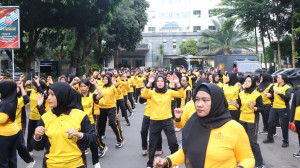 Polwan Polda Metro Jaya Rayakan Hari Kartini dengan Olahraga dan Aksi Bersih Lingkungan