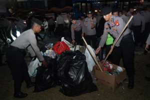 TNI - Polri, Pemprov DKI Bersihkan Sampah Usai Aksi