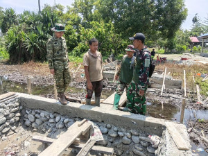 Pastikan Pembangunan Sesuai Target, Dansatgas TMMD ke 130 Tinjau Langsung Pekerjaan Jembatan