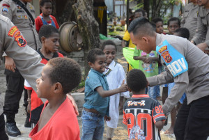 DARI TAS SEKOLAH HINGGA SENYUMAN, SATGAS DAMAI CARTENZ HADIR BERBAGI KASIH DI PANTI ASUHAN SANTA SUSANA TIMIKA