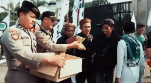 Pelayanan Humanis, Polisi Berbagi Roti dan Air di Tengah Aksi