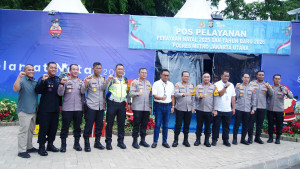 Pantau Libur Akhir Tahun di Ancol, Kapolda Metro Jaya Bagi-bagi Cokelat ke Pengunjung