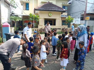 Serunya Anak PAUD Kunjungi Polsek Kepulauan Seribu Utara, Belajar Polisi Sambil Bermain