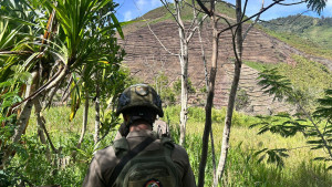 Satgas Damai Cartenz Hadir di Tengah Warga Muara Puncak Jaya Lewat Patroli Jalan Kaki
