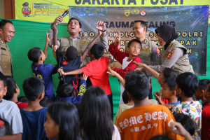 Polri Dirikan Dapur Lapangan dan Gelar Trauma Healing untuk Korban Kebakaran di Kebon Kosong