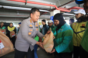 Kapolres Metro Bekasi Kota Gelar Jumat Berkah Bagikan Sembako untuk Ormas dan Ojol