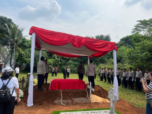 Penuh Khidmat, Tim 3 Presisi Polres Metro Bekasi Kota Kawal Upacara Pemakaman AKBP (Purn) Vincentius Budiman di Cikeas