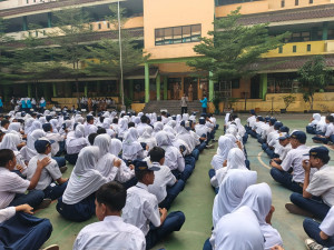 Polisi Jadi Inspektur Upacara di SMPN 244 Jakarta, Tekankan Bahaya Tawuran, Narkoba, dan Bullying