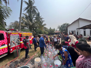 Kemarau Bikin Warga Kesulitan Air, Polsek Pakuhaji dan Camat Salurkan 3.000 Liter