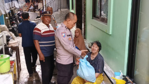 Polsek Penjaringan Salurkan 165 Paket Bansos dari Kapolda Metro Jaya untuk Warga Pejagalan
