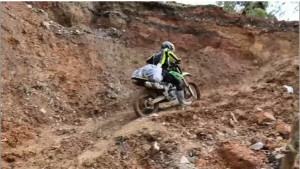 Akses Jalan Rusak, Polres Aceh Tengah Pastikan Bantuan dan Perhatian Sampai ke Warga Terpencil