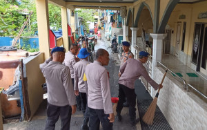 Ditpolairud PMJ Bersih-Bersih Masjid di Penjaringan, Dukung Gerakan Indonesia Asri